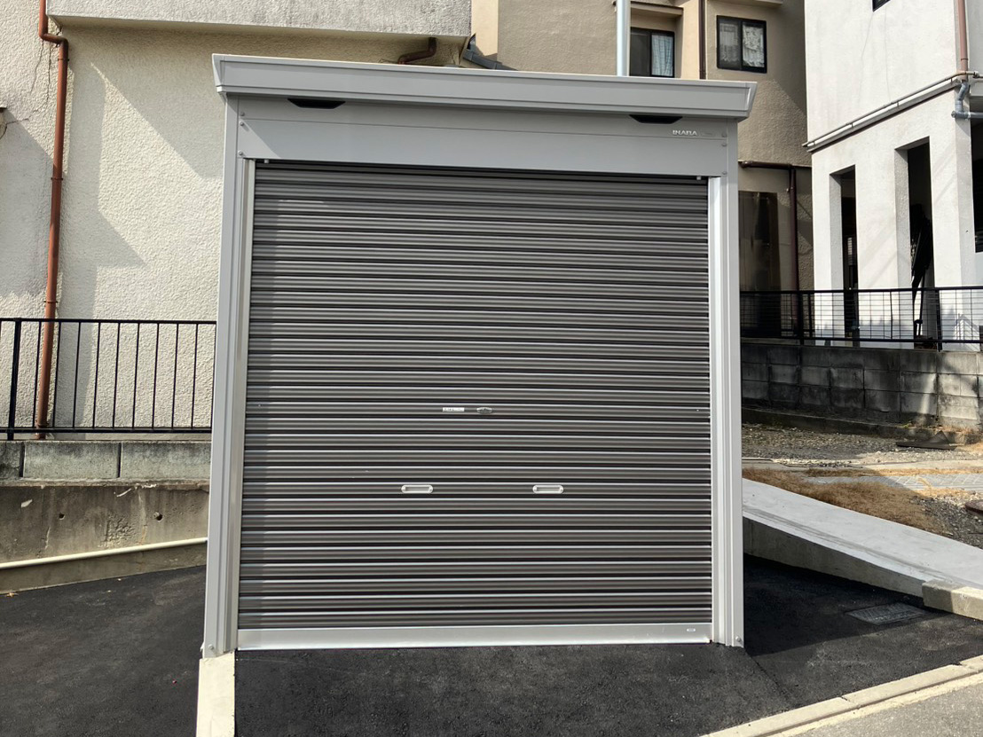 枚方市招提町の貸しバイクガレージの正面外観