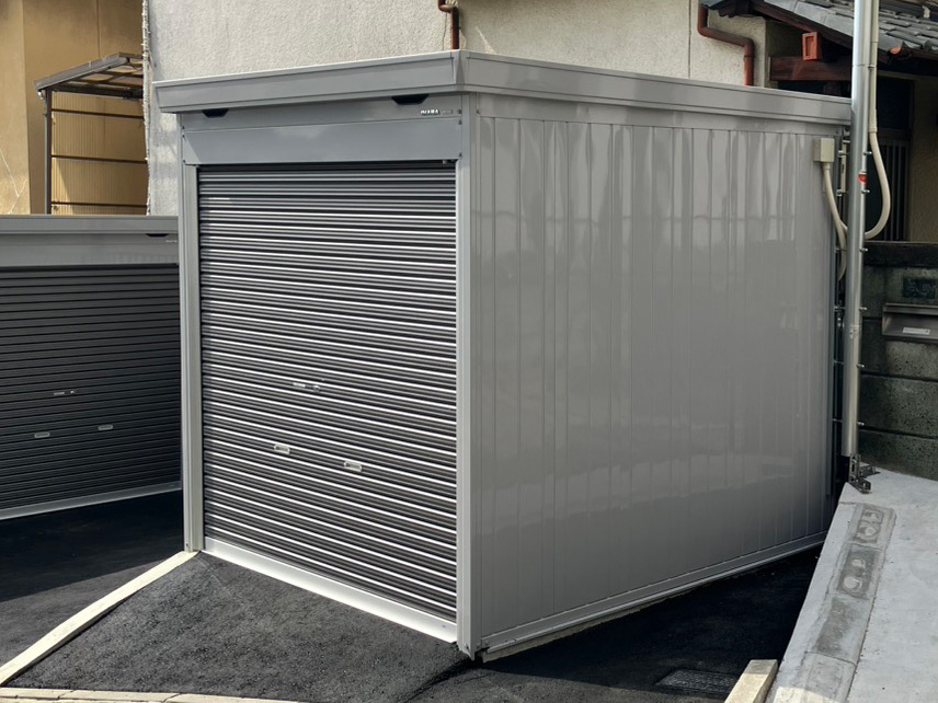 枚方市招提町の貸しバイクガレージの左横面外観