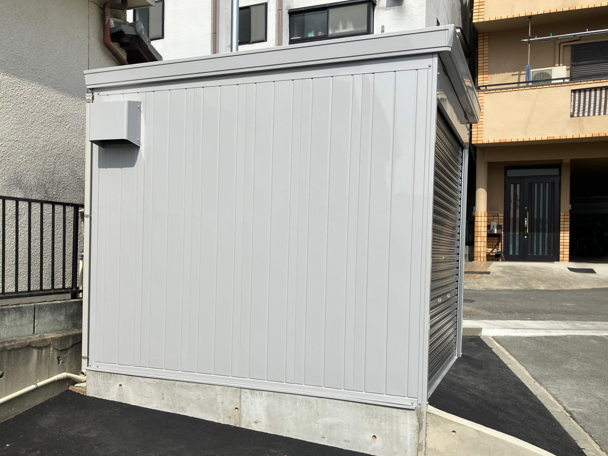 枚方市招提町の貸しバイクガレージの右横面外観