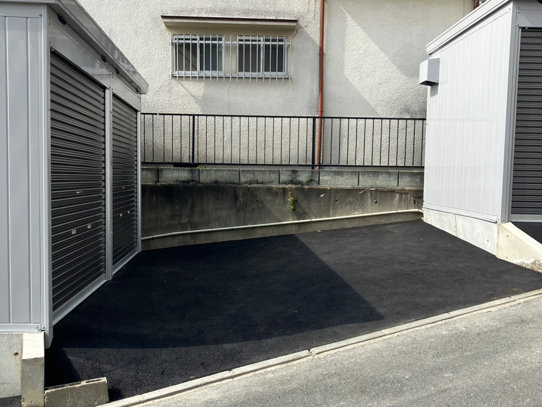 枚方市招提町の貸しバイクガレージ前のスペース