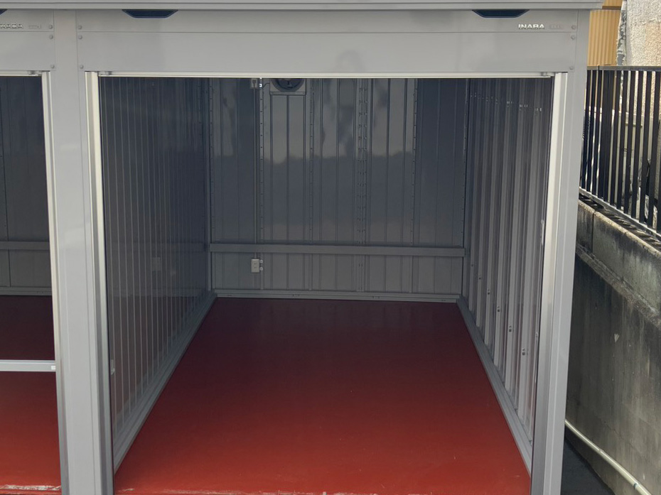 枚方市招提町の貸しバイクガレージの内観