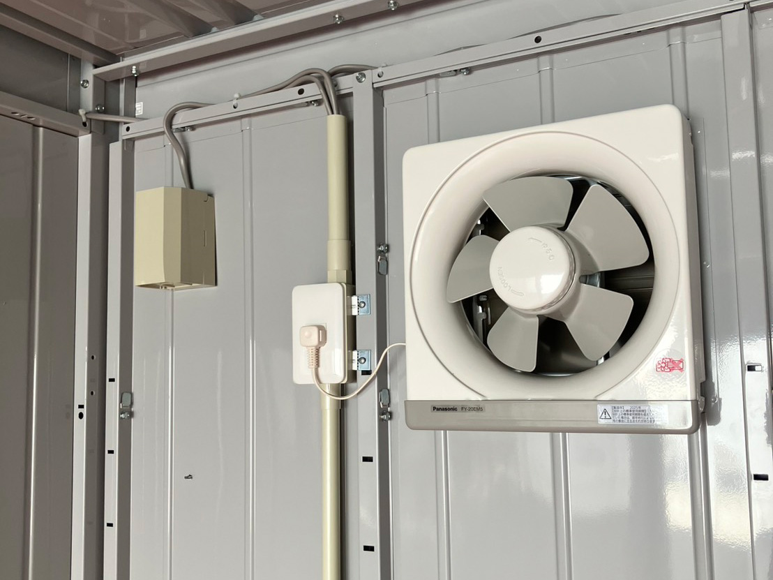 枚方市招提町の貸しバイクガレージの換気扇