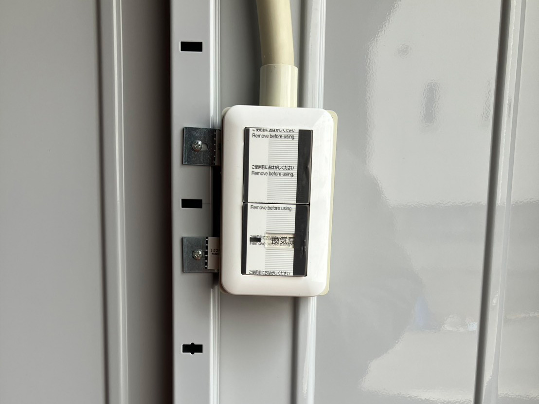 枚方市招提町の貸しバイクガレージの電気スイッチ